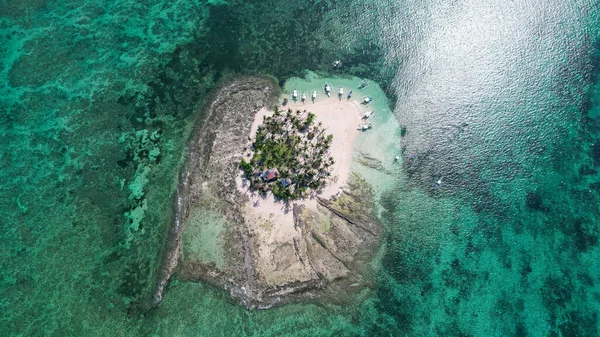 งโดรนของเกาะฟ ขนาดเล กและสวยงามท าเทอร ควอยส นปาล มและเร อเล — ภาพถ่ายสต็อก