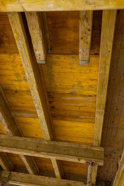 木製の天井の垂直方向の低角度ショットそれに木製の梁 — ストック写真