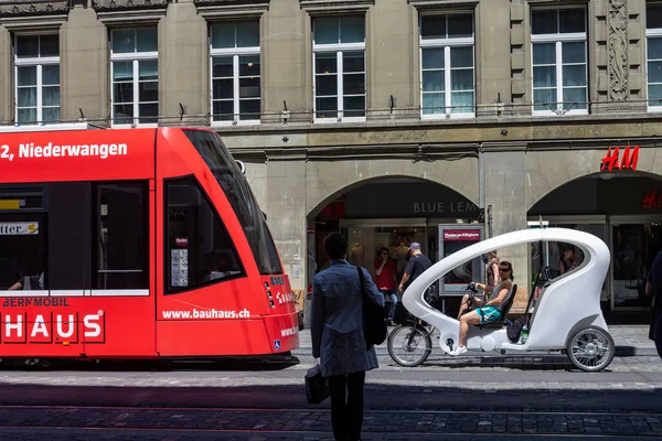 Tram Rouge Tricycle Moderne Blanc Centre Ville Avec Vieux Bâtiment — Photo