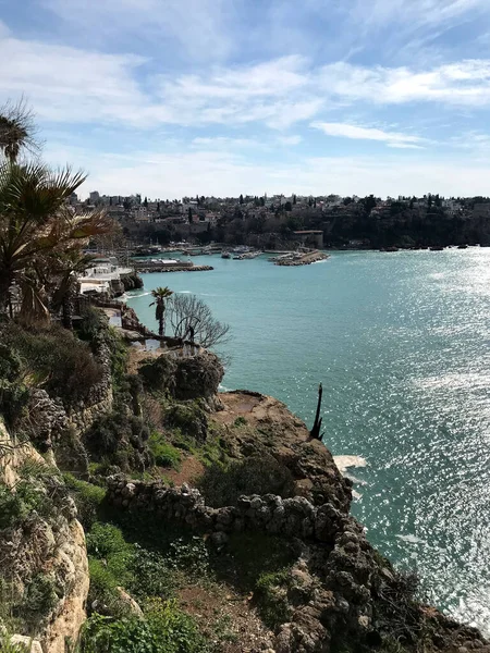 Vertikal Bild Stenig Strand Det Lugna Havet Den Grumliga Blå — Stockfoto