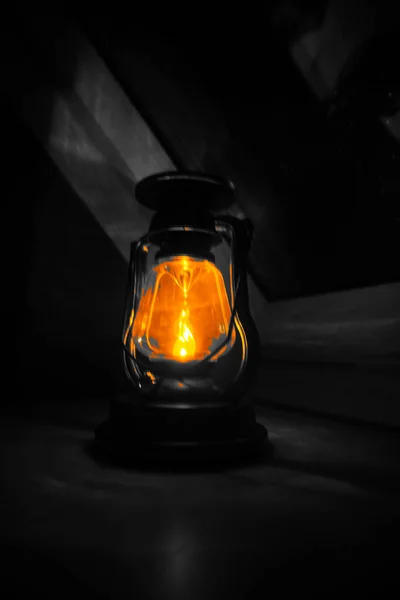 Vertical Shot Old Kerosene Lamp Glowing Darkness — Stock Photo, Image