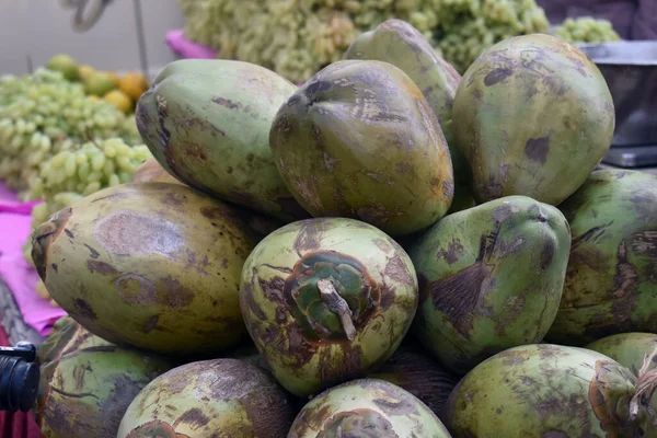 Primo Piano Mucchio Noci Cocco Uno Sfondo Sfocato — Foto Stock