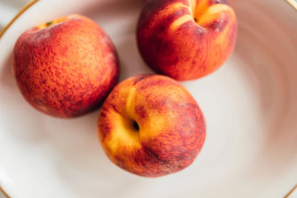 Three Ripe Red Orange Yellow Peaches White Bowl — Stock Photo, Image