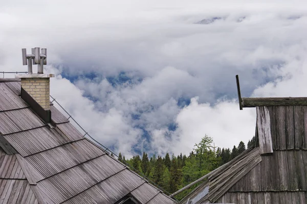 スロベニアのヴェリカ プラニーナ地方の古い木造屋根の風景 — ストック写真