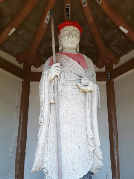 Вертикальный Снимок Статуи Дзидзо Бодхисаттвы Японии — стоковое фото