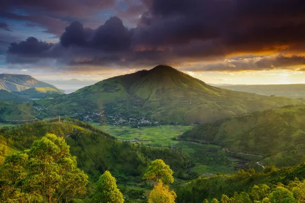 Belo Tiro Montanhas Verdes Céu Cheio Nuvens Hora Pôr Sol — Fotografia de Stock