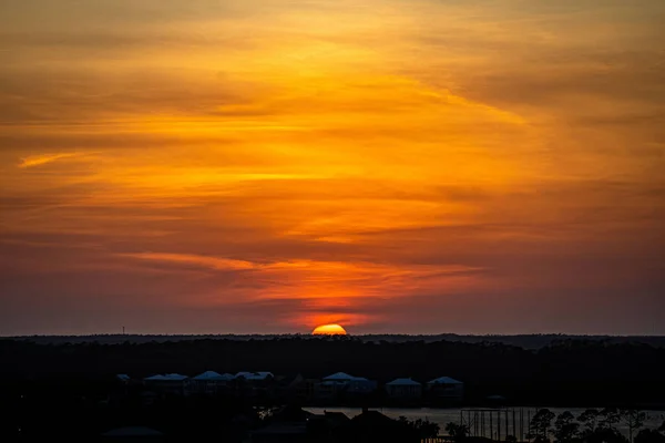 Ufuk Çizgisinin Üzerinde Manzaralı Bir Günbatımı Manzarası — Stok fotoğraf