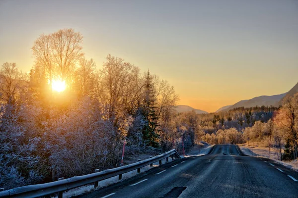 Schöne Glatte Und Vereiste Straße Unter Der Spätherbstsonne Oktober Tromsö — Stockfoto