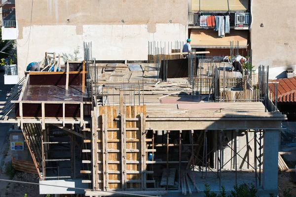 建筑工人正在努力为建筑地基建造铁柱 希腊沃洛斯 2022年3月6日 — 图库照片