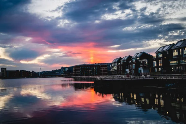 Ein Atemberaubender Blick Auf Gebäude Die Sich Bei Sonnenuntergang Mit — Stockfoto