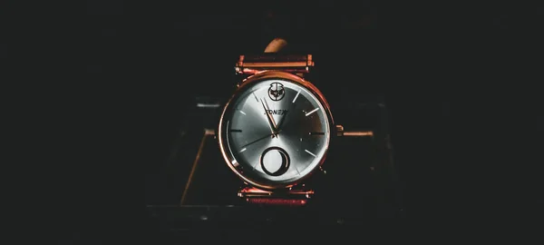 Close Relógio Mão Fonex Cintilante Escuro — Fotografia de Stock