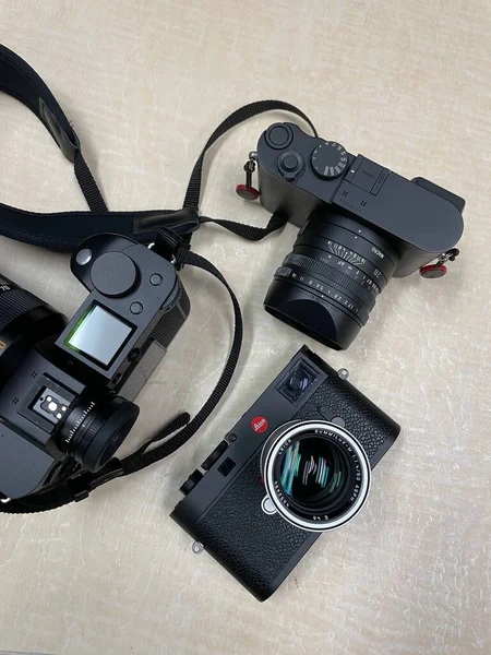 Een Verticale Bovenaanzicht Van Drie Leica Camera Een Beige Achtergrond — Stockfoto