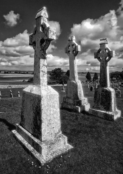 Tiro Vertical Cruzes Celtas Cemitério Preto Branco — Fotografia de Stock