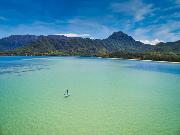 Aerial View Paddle Boarder Open Ocean Green Mountains Shore Oahu — Stock Photo, Image