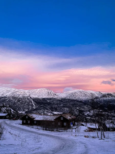 Uma Paisagem Montanhosa Coberta Neve Sob Nuvens Rosa — Fotografia de Stock