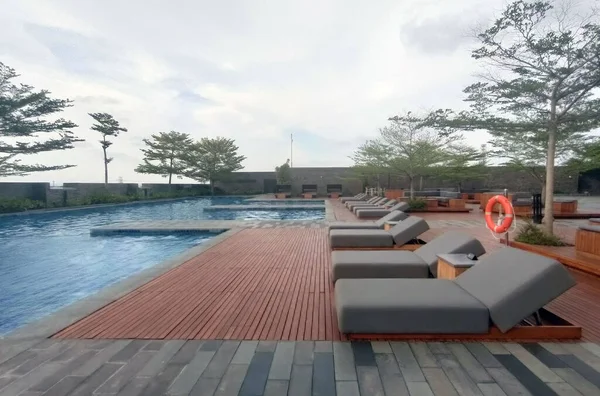 印度尼西亚 2022年3月20日 美丽的豪华室外游泳池 有雨伞和椅子环绕在印度尼西亚阿莱拉酒店的游泳池周围 — 图库照片