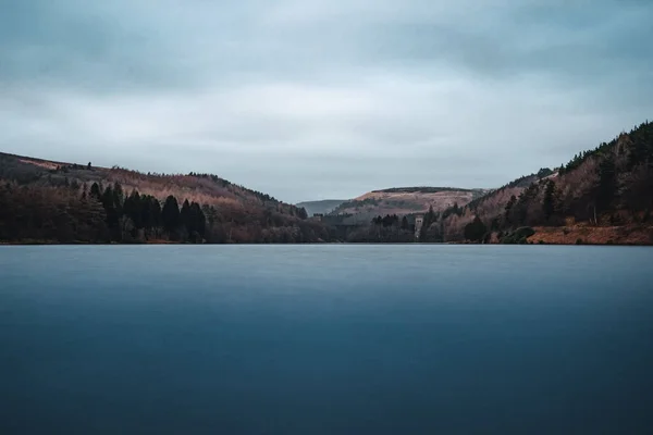 Uma Vista Panorâmica Amplo Lago Azul Rodeado Por Colinas Fundo — Fotografia de Stock