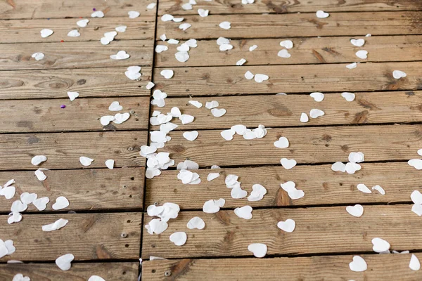 結婚式の後 積層床に散乱白いハート型のコンフェッティの高角度ショット — ストック写真