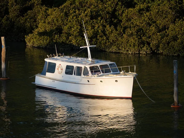 Weißes Verdrängungsmotorboot Auf Ruhigem Dunklem Wasser Abendlicht — Stockfoto