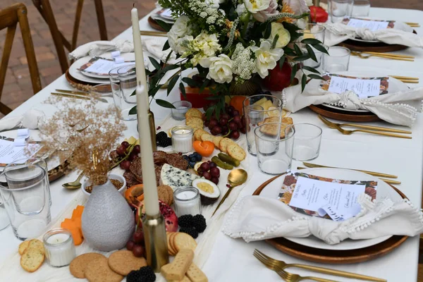 Krásně Zdobený Stůl Občerstvením Pro Svatební Událost Venku — Stock fotografie