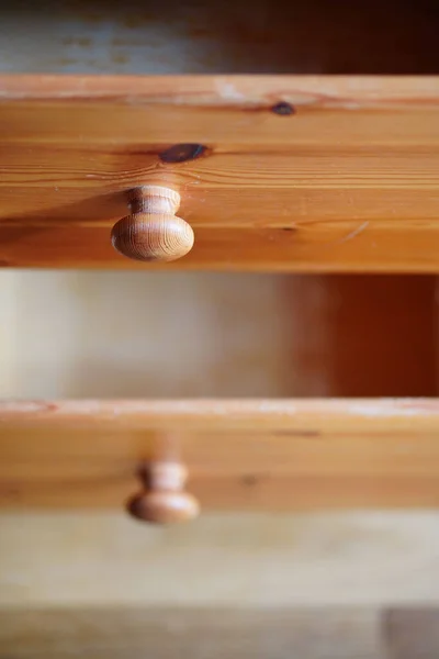 開いている木製の引き出しの垂直選択フォーカスショット — ストック写真