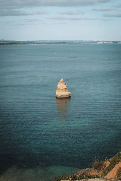 Eine Vertikale Aufnahme Eines Wunderschönen Meeres Lagos Portugal — Stockfoto