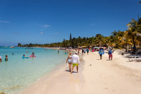 Día Soleado Con Gente Caminando Bronceándose Nadando Una Playa Belice —  Fotos de Stock