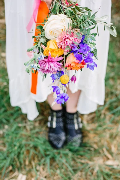 Tiro Vertical Uma Noiva Segurando Buquê Flores Coloridas — Fotografia de Stock