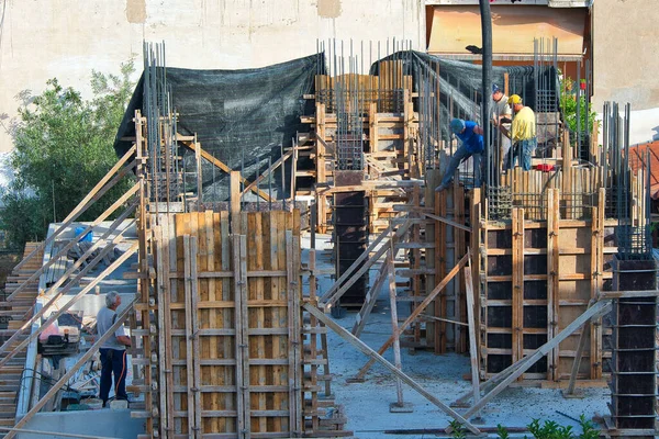 Los Trabajadores Construcción Construyen Una Casa Para Construcción Con Ayuda — Foto de Stock