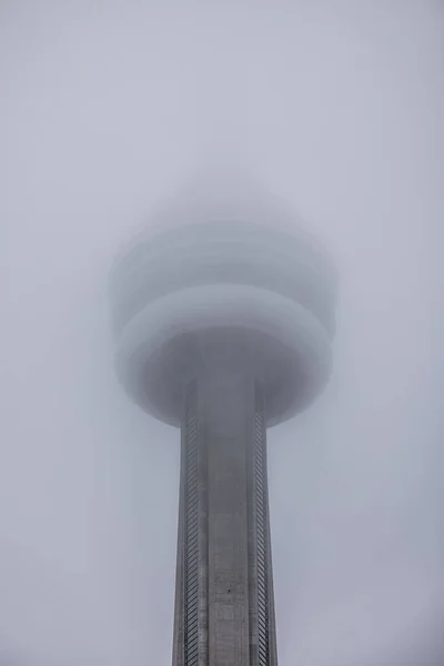 Vista Vertical Ángulo Bajo Torre Niebla Toronto —  Fotos de Stock
