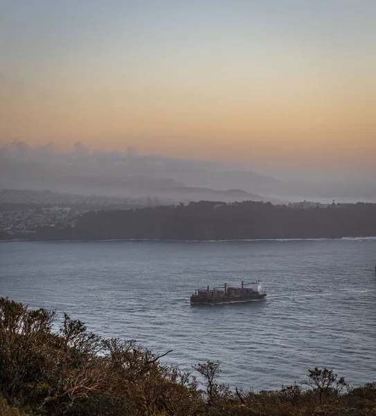 Ett Skepp Kommer San Francisco Vid Solnedgången — Stockfoto