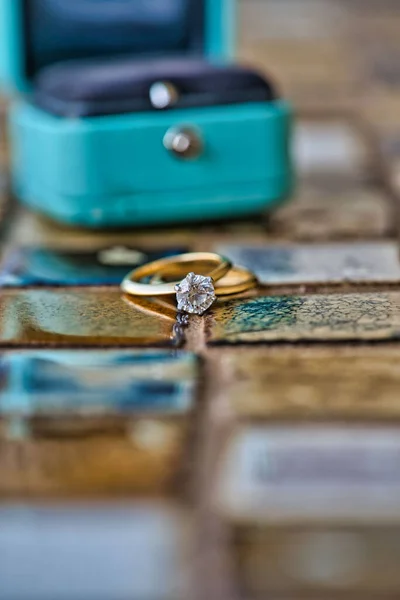 結婚式の垂直クローズはテーブルの上にダイヤモンドでリングします 選択されたフォーカス — ストック写真