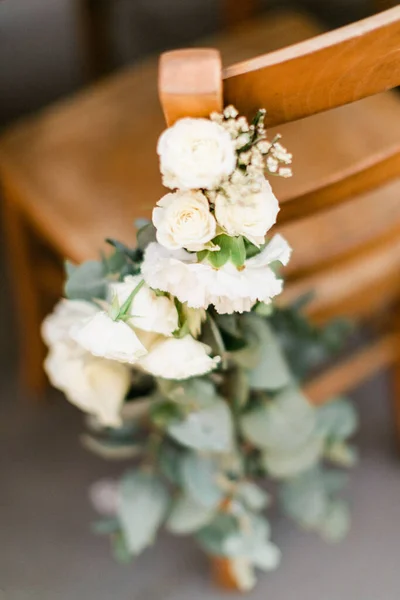 Tiro Vertical Uma Cadeira Madeira Decorada Com Flores Brancas Para — Fotografia de Stock