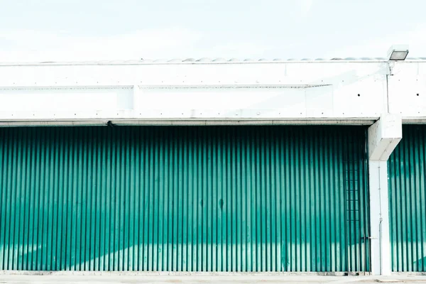 縞模様の鉄のガレージの壁の正面ショット — ストック写真
