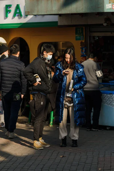 Disparo Vertical Una Joven Pareja Shanghai Las Calles China —  Fotos de Stock