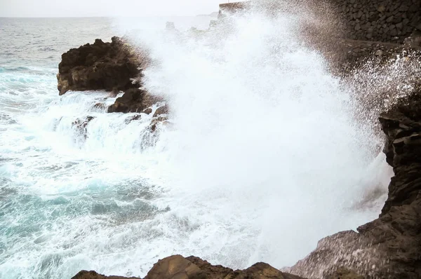 Fuertes Olas Estrellan Costa Volcánica Tenerife Islas Canarias —  Fotos de Stock