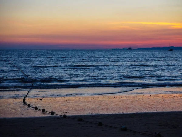 Fortryllende Scene Strand Ved Vannet Med Flytende Bøyer Solnedgang Oransje – stockfoto