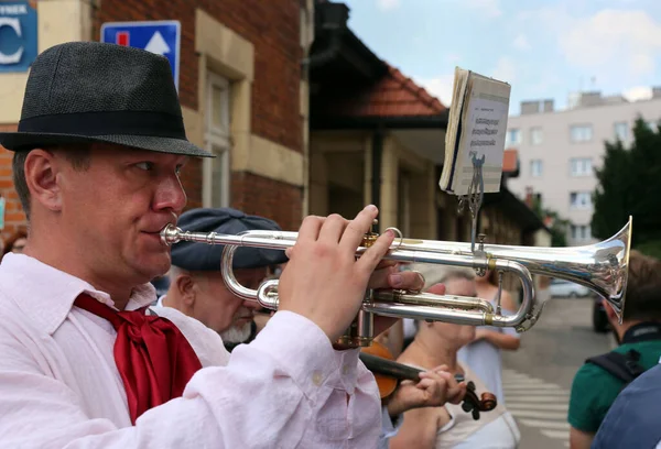 Cracóvia Malopolska Polónia 2019 Homem Tocando Trompete Durante Festival Rua — Fotografia de Stock