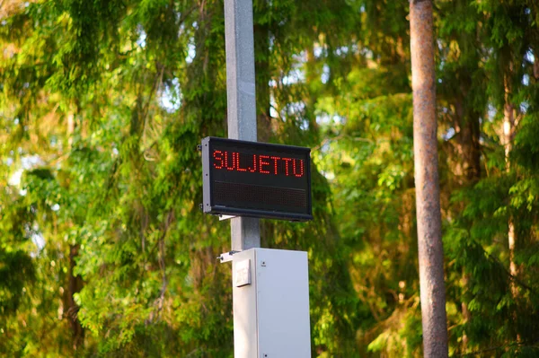 Знак Лесу Который Говорит Финском Языке Закрыто — стоковое фото