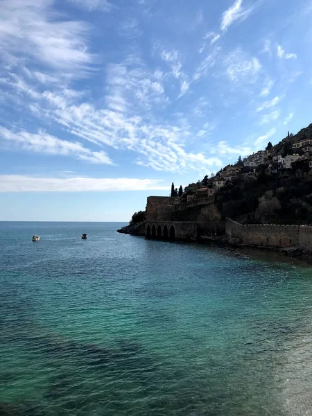 Paysage Marin Avec Vieux Mur Pierre Une Ville Sur Côte — Photo