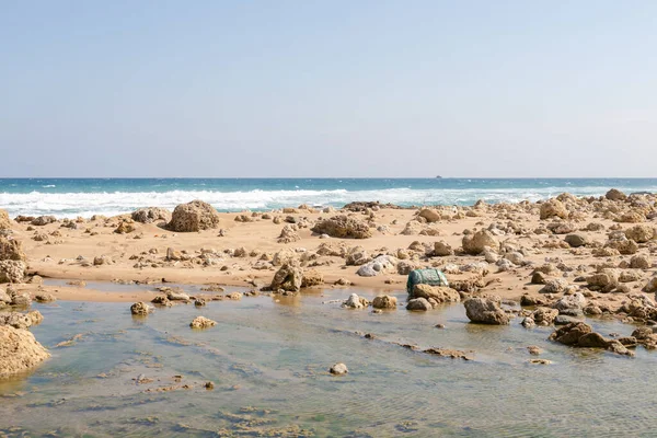 Uma Vista Hipnotizante Uma Praia Pedregosa Com Ondas Espumosas Costa — Fotografia de Stock