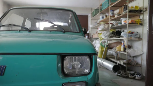 Zbliżenie Ujęcia Rocznika Zielony Samochód Tle Starych Narzędzi Garażu — Zdjęcie stockowe