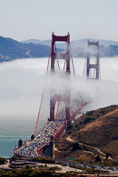 Вертикальный Снимок Моста Через Золотые Ворота Сан Франциско Калифорния Многолюдными — стоковое фото