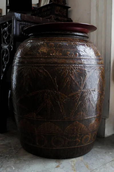 Eine Vertikale Aufnahme Einer Dunkelbraunen Holzvase Indischen Stil Mit Schilfmuster — Stockfoto