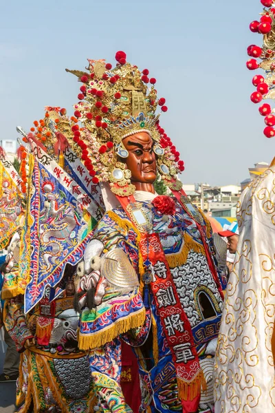 在台湾高雄举行的一次宗教游行中 身着传统服装的人被垂直地拍照 — 图库照片