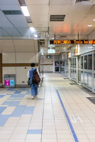 Vue Arrière Homme Dans Une Gare Taipei Taiwan — Photo