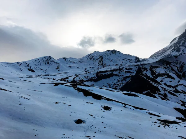 Snow Capped Mountain Cloudy Sky — Stock Photo, Image