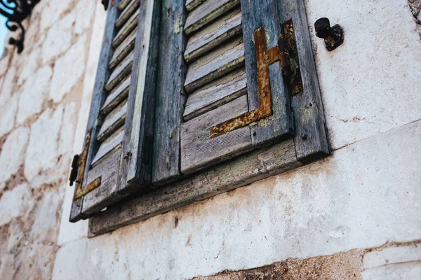Hırvatistan Split Kentinde Eski Ahşap Panjurlu Düşük Açılı Bir Pencere — Stok fotoğraf