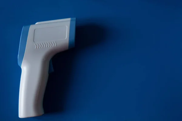 Primer Plano Una Pistola Termo Sobre Fondo Azul — Foto de Stock