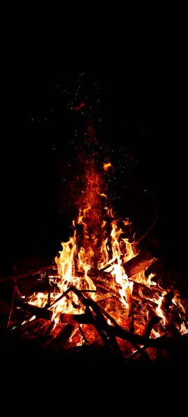 Ein Vertikaler Schuss Brennendes Lagerfeuer Dunkeln — Stockfoto